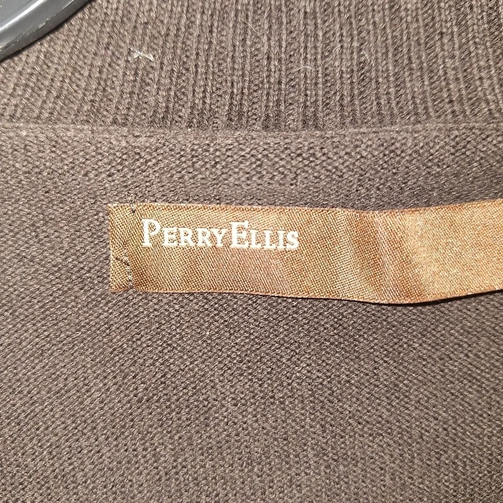 A Perry Ellis 1/4 zip 100% cotton sweater in a mens size large. NWT.